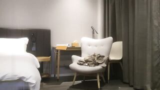 【麻花免费视频】雀儿满天飞外围女神骚货控制不住非常想舔逼