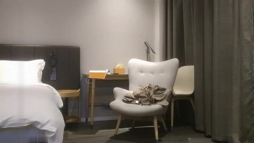 【麻花免费视频】雀儿满天飞外围女神骚货控制不住非常想舔逼