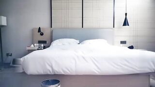 【麻花免费视频】鸭舌帽妹子近距离蹲着口交69互舔扣逼猛操