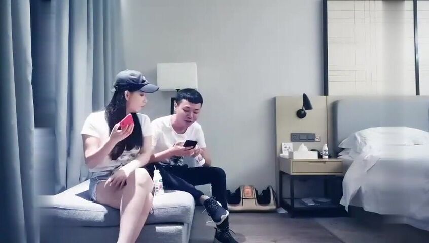 【麻花免费视频】鸭舌帽妹子近距离蹲着口交69互舔扣逼猛操