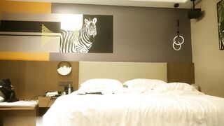 【麻花免费视频】侯小白酒店25岁小白领胸大臀翘腰细抠逼水汪汪