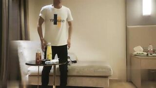 【麻花免费视频】外围妹子黑衣短裤沙发舌吻调情舔屌口交侧入