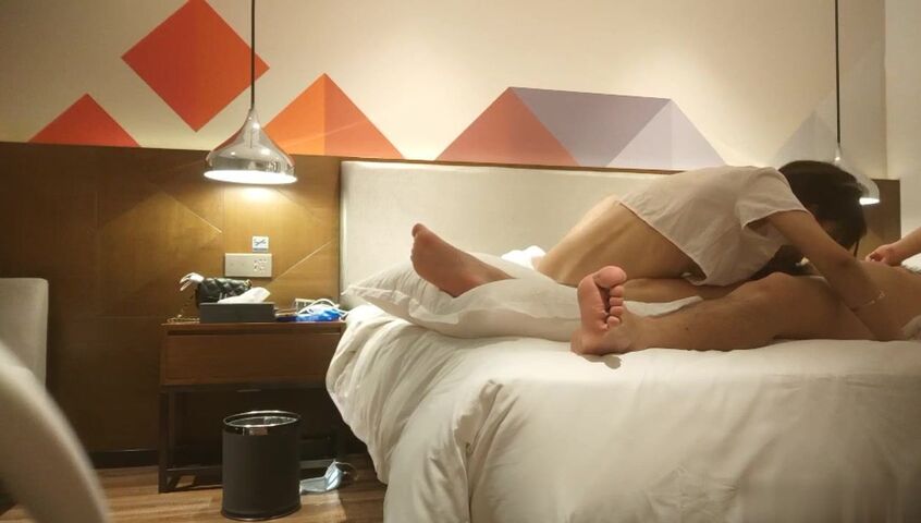 【麻花免费视频】小智寻花19岁嫩妹换上JK网袜诱惑勾人太刺激