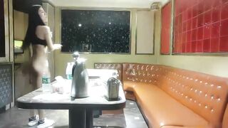 【麻花免费视频】探花炮哥全网商K选妃一排美女灯红酒绿下裸体