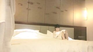 【麻花免费视频】约了个高颜值甜美大奶妹上位爆草抽插