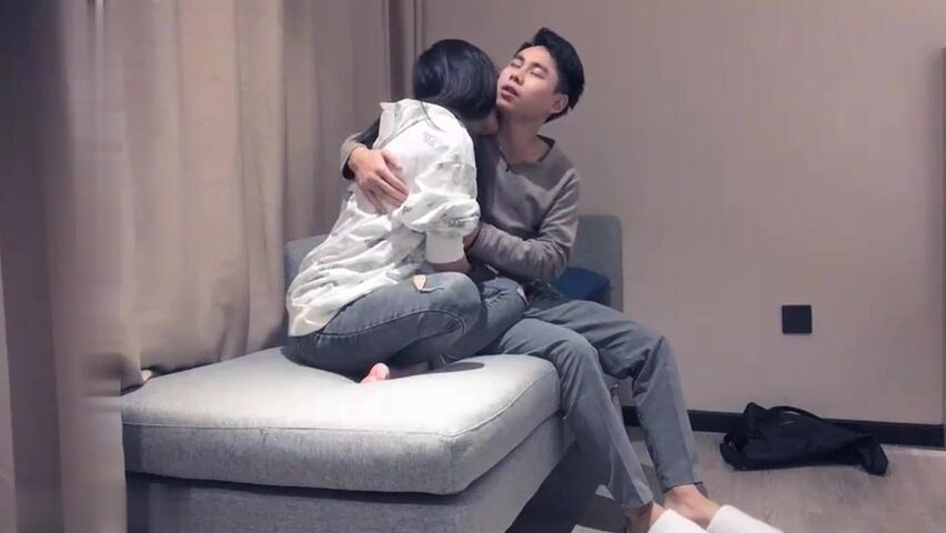 【麻花免费视频】约妹子在沙发啪啪蹲着口交上位骑坐后入抽插猛操