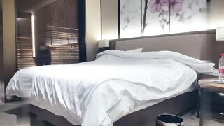 【麻花免费视频】约操小熊帽可爱女孩啪啪操柔情热吻操到高潮