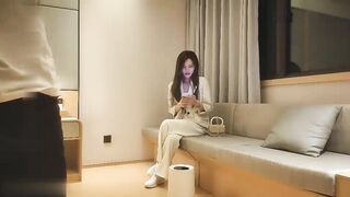 【麻花免费视频】西装妹子脱掉外套舌吻深喉口交抬起大长腿抽插