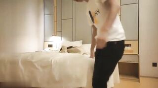 【麻花免费视频】西装妹子脱掉外套舌吻深喉口交抬起大长腿抽插