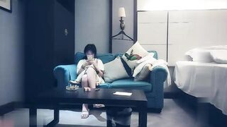 【麻花免费视频】赵总寻花一线天肥逼可爱妹子沙发上掰穴抽插