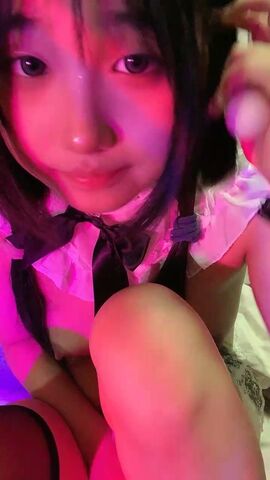 【麻花传媒视频】双马尾呆萌小萝莉跳蛋玻璃棒双管齐下猛捅嫩穴