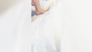 【麻花传媒视频】风骚的大奶人妻露脸被两个大哥玩弄口交揉奶