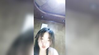 【麻花传媒视频】极品小妹狼友互动撩骚 道具蹂躏骚穴尿尿看