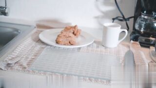 【麻花免费视频】跳蛋挑战做饭，没吃饭就做爱了，最后还喷水