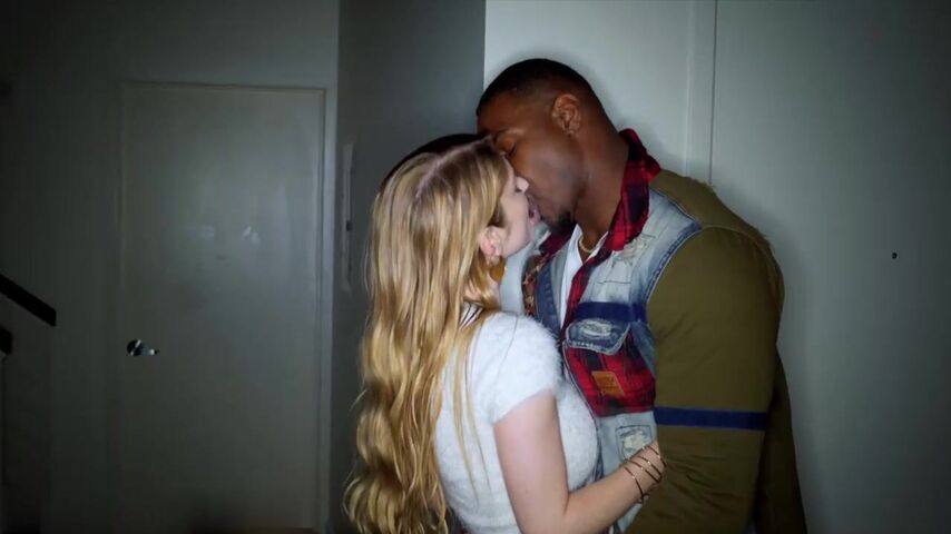 【麻花免费视频】金发宝贝被巨大的黑鸡巴玩弄性高潮喷水