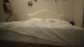 【麻花免费视频】纹身小哥来了个轻熟女埋头吃大屌骑乘位猛砸