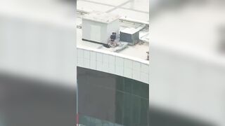 【麻花免费视频】天台门事件中学情侣翘课跑到商场天台啪啪解锁各种姿势围观吃瓜群众看得口干舌燥