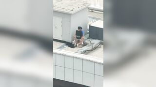 【麻花免费视频】天台门事件中学情侣翘课跑到商场天台啪啪解锁各种姿势围观吃瓜群众看得口干舌燥