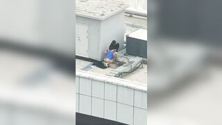 【麻花免费视频】天台门事件中学情侣翘课跑到商场天台啪啪解锁各种姿势围观吃瓜群众看得口干舌燥