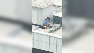 【麻花免费视频】天台门事件中学情侣翘课跑到商场天台啪啪解锁各种姿势围观吃瓜群众看得口干舌燥