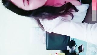 【麻花免费视频】妈妈以为儿子缝衣服为由勾引儿子啪啪