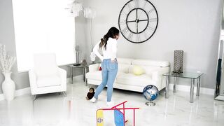 【麻花免费视频】绝望的负债保姆为了钱把身体奉献给主人