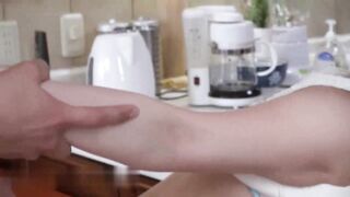 【麻花免费视频】天然日本人熟妇在烹饪中用热射液性交