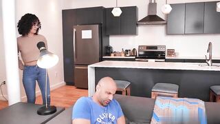 【麻花免费视频】性交家庭 - 小奶子被她的两个继兄弟钉住