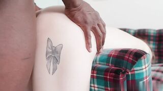 【麻花免费视频】纹身荡妇安娜·德维尔自慰被她的大黑继父性交