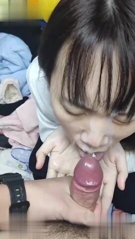 【麻花免费视频】衢州在校眼镜学生妹被金主包养 舌钉乳钉乖乖打上 菊花已开 被金主各种颜射口爆 精液沐浴