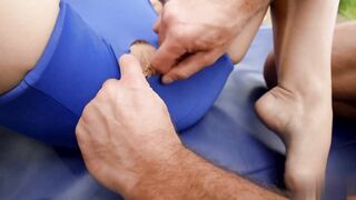 【麻花免费视频】在瑜伽床垫上玩耍 与他们一起三人性爱大战