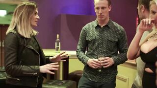 【麻花免费视频】淫荡人妻台球桌上进行粗暴狂欢性爱高潮