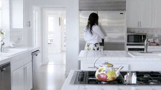 【麻花免费视频】巨乳荡妇在邻家男孩的肥鸡巴上弹跳紧致肛门