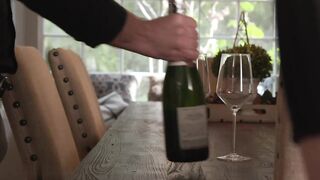 【麻花免费视频】绿帽男看着被绿 - 老公不能这样操她