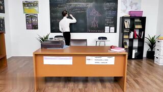 【麻花免费视频】自从莉莉成为修女后，她就对滥交女孩的放荡产生了厌恶