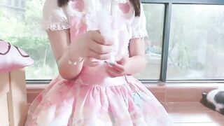 【麻花免费视频】自慰玩出新花样 也可以这么玩了嘛