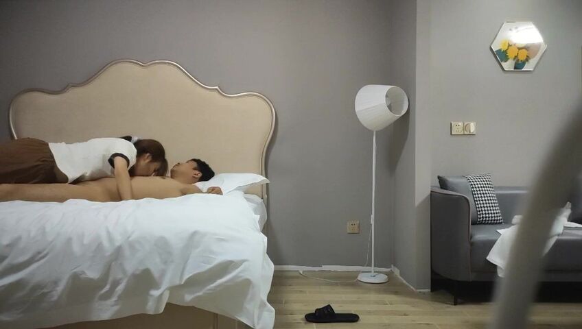 【麻花免费视频】漂亮马尾小姐姐口活不错认真吸吮主动骑乘屁股猛坐