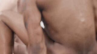 【麻花免费视频】阿迪拉倾城和叛逆莱德玩得很调皮，直到以赛亚加入三人行