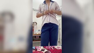 【麻花免费视频】高中大奶妹子 发育的真好 放学回家就抠逼给男友看