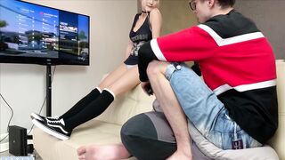 【麻花免费视频】妹妹抢哥哥的游戏玩，各个只能玩妹妹的小穴了