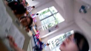 【麻花免费视频】教室讲台抄底偷拍女老师合集，这是不是你上学时候想做却不敢做的事情？