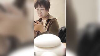【麻花免费视频】熟女阿姨背着老公偷情！
