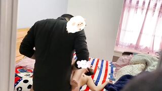 【麻花免费视频】【乱伦】鬼父强插睡觉的女儿，各种骚话淫语不断