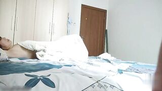 【麻花免费视频】精壮小伙和骚逼亲妈趁父亲不在，从厨房干到我是，直接无套内射，这是要给自己造出个弟儿啊