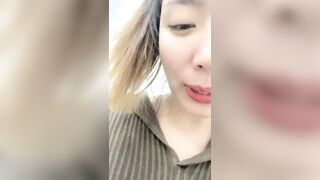 【麻花免费视频】美女厂妹上班偷偷直播，刷礼物就给你看逼