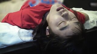 【麻花免费视频】血染的床单！迷奸红衣少女，居然是大姨妈来了