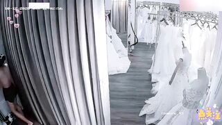 【麻花免费视频】婚纱店偷拍新娘伴娘试婚纱露出可爱奶子