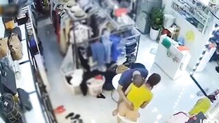 【麻花免费视频】【强奸纪实】监控下强奸翻车精选，两位小姐姐教科书级自救全过程