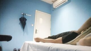 【麻花免费视频】【勾搭良家技师】偷拍重金买钟足疗会所人妻技师，带回酒店无套内射爽歪歪，干的心里美滋滋