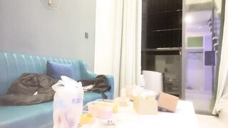 【麻花免费视频】【瘦猴探花】短发婴儿肥良家妹妹，趴在阳台撩裙内射